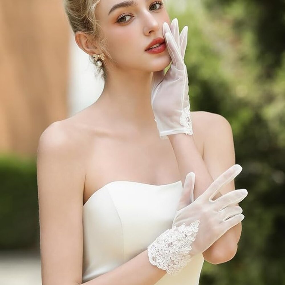 Short Lace Mesh Gloves